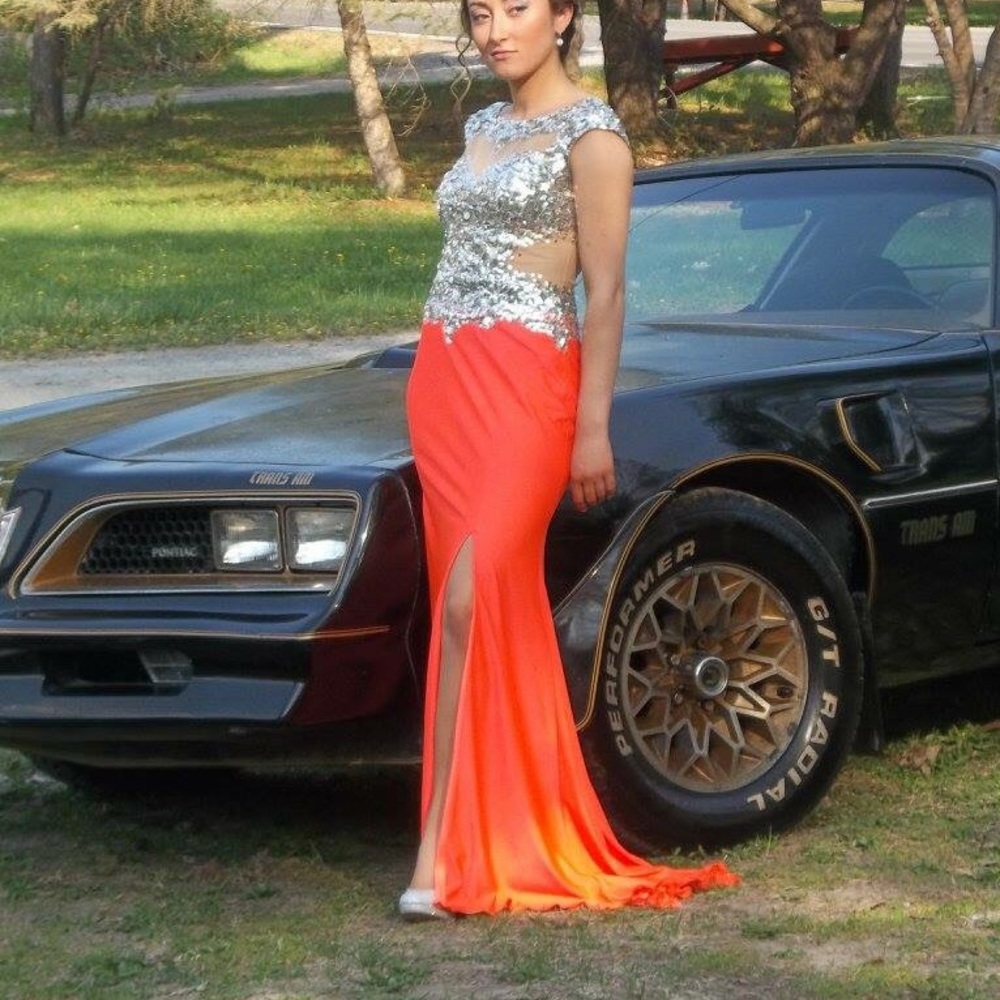 GORGEOUS PROM DRESS - Picture 5 of 8